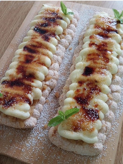 Una foto de Coca de soletilla con manzana caramelizada, crema y azúcar quemada