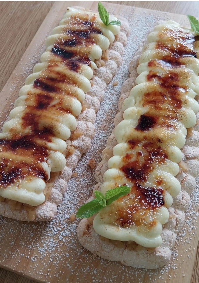 Una foto de Coca de soletilla con manzana caramelizada, crema y azúcar quemada
