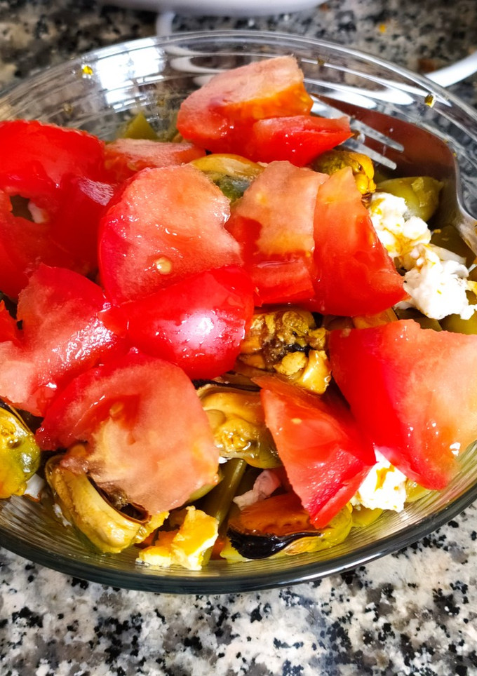Una foto de Ensalada rápida de Tomate, huevo, judías verdes y mejillones
