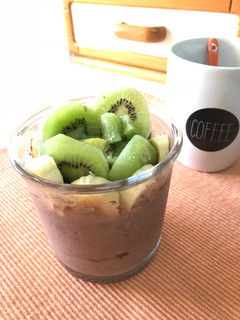 Una foto de Overnight oats de chocolate y fruta (sin azúcar y FIT)