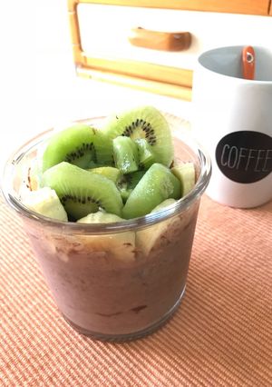 Una foto de Overnight oats de chocolate y fruta (sin azúcar y FIT)