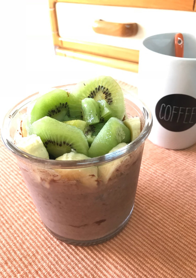Una foto de Overnight oats de chocolate y fruta (sin azúcar y FIT)