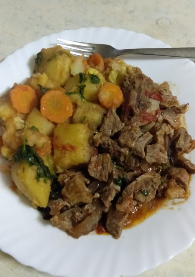A picture of Beef stew, with matoke.