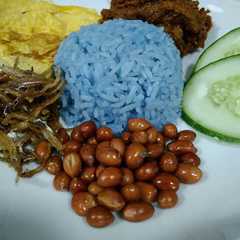 A picture of Nasi uduk biru bunga teleng.