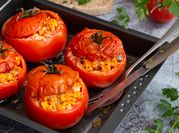 Una foto de tomates rellenos con arroz y pollo