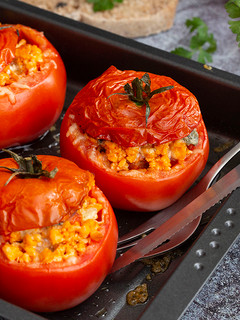 Una foto de Tomates rellenos de pollo y arroz (horno)