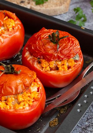 Una foto de Tomates rellenos de pollo y arroz (horno)