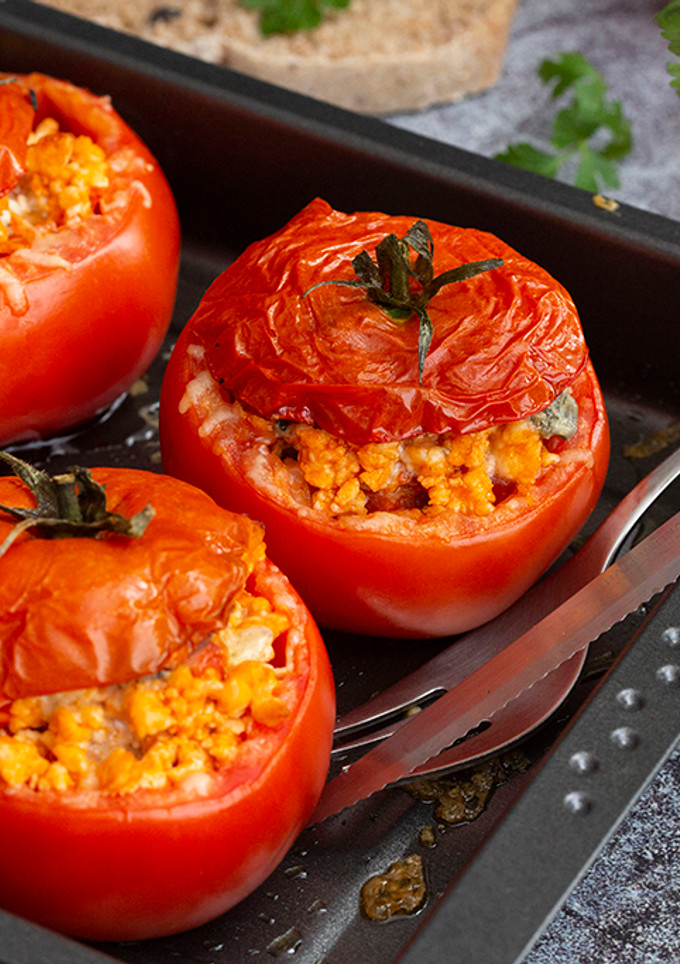Una foto de Tomates rellenos de pollo y arroz (horno)