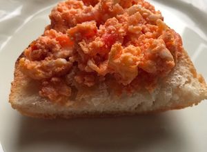 Una foto de Strapatsada griega o revuelto de huevo con tomate y un ajito