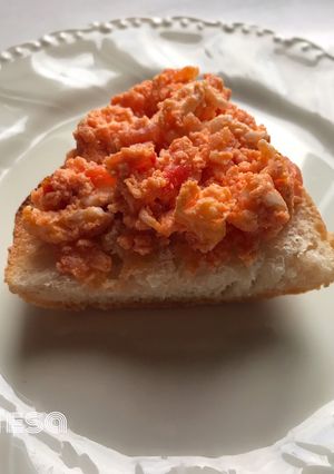 Una foto de Strapatsada griega o revuelto de huevo con tomate