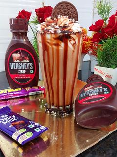 हेर्षे चॉकलेट मिल्कशेक (hershey chocolate milkshake recipe in hindi) रेसिपी मुख्य फोटो