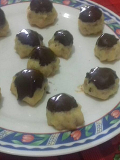 Una foto de Bombas rellenas de dulce de leche y bañadas en chocolate