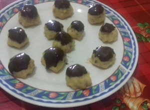 Una foto de Bombas rellenas de dulce de leche y bañadas en chocolate