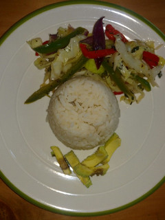 Una foto de Repollo con chiles y cebolla morada