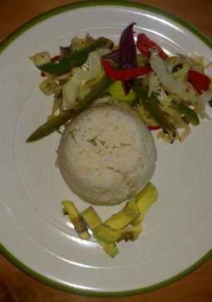 Una foto de Repollo con chiles y cebolla morada