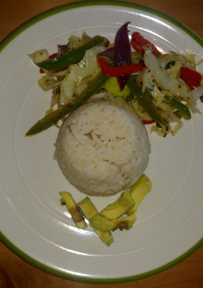 Una foto de Repollo con chiles y cebolla morada