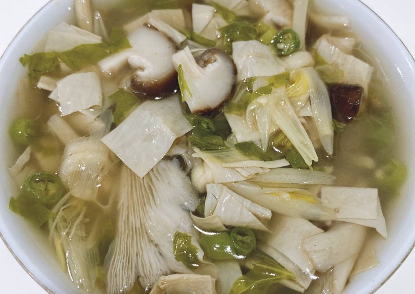 Sup jamur dan kulit tahu ngohiong Vegan