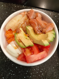 Una foto de Poke bowl de salmón