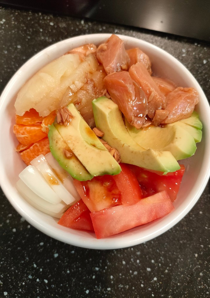 Una foto de Poke bowl de salmón