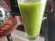 Una foto de batido de manzana con apio