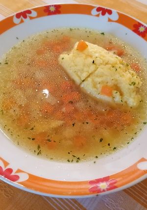Egyszerű grízgaluskaleves recept fotója
