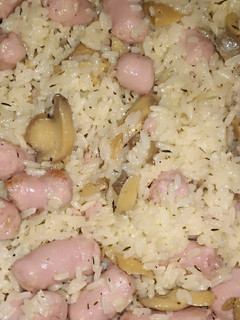 Una foto de Salchichas de pollo con arroz y champiñones