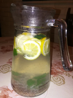 Una foto de Bebida Refrescante Limón, Menta, Jengibre y Pepino Método Grez