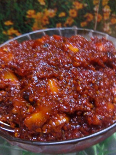 ગોળ કેરીનું અથાણું (Gol Keri Athanu Recipe In Gujarati) રેસીપી મુખ્ય ફોટો
