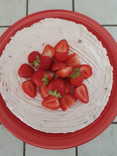 Foto di Torta fredda allo yogurt e fragole 🍓