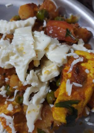 A picture of Matar Paneer with cheese.