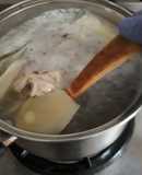 Caldo de pollo y huevo
