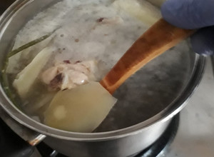 Una foto de Caldo de pollo y huevo