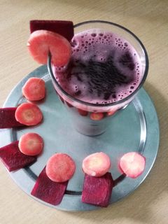 गाजर चुकंदर का जूस (gajar chukandar ka juice recipe in Hindi) रेसिपी मुख्य फोटो