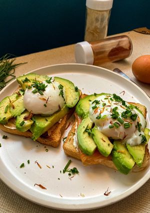 Une photo de Toast avocat œuf poché