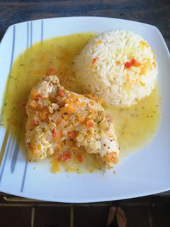 Una foto de Pollo exprés en olla a presión con arroz