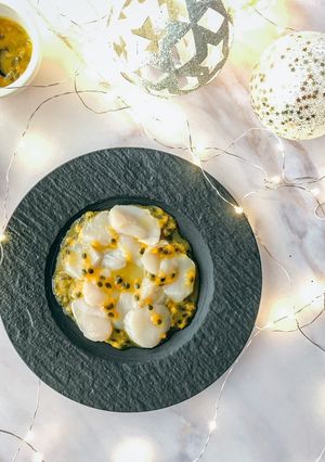 Une photo de Carpaccio Noix de Saint-Jacques - Fruit de la passion