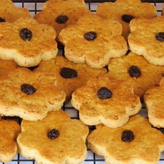 A picture of Crunchy Fasting Almond Cookies.