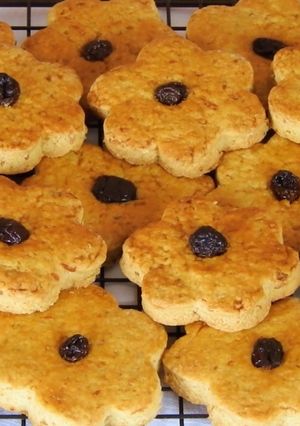 A picture of Crunchy Fasting Almond Cookies.
