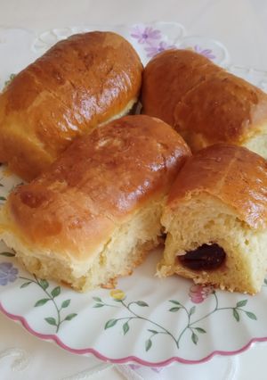 A picture of Beautiful Jam buns.