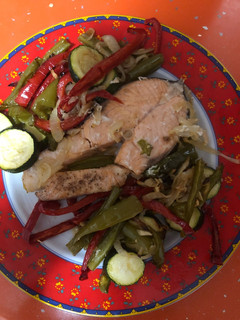 Una foto de Salmón con verduras en airfryer