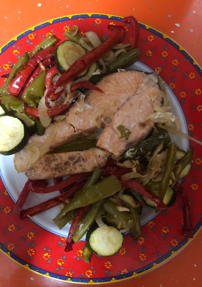 Una foto de Salmón con verduras en airfryer