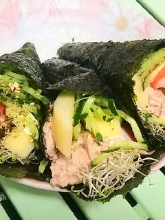 鮪魚蟳味棒蘋果手卷 的食譜成品照片
