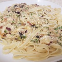 A picture of Courgette, Red Onion and Pea Cheese Pasta.