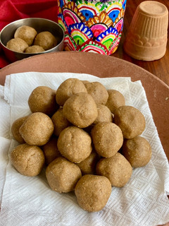 तिल गुड लड्डू (१५ मिनिट में बनने वाले तिल गुड लड्डू) (Til gud laddu recipe in Hindi) रेसिपी मुख्य फोटो