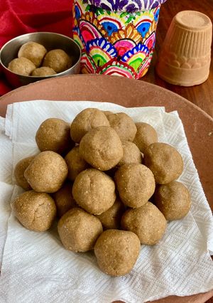तिल गुड लड्डू (१५ मिनिट में बनने वाले तिल गुड लड्डू) (Til gud laddu recipe in Hindi) रेसिपी मुख्य फोटो