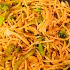 A picture of Stir fried spaghetti with chicken and veg.
