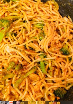A picture of Stir fried spaghetti with chicken and veg.