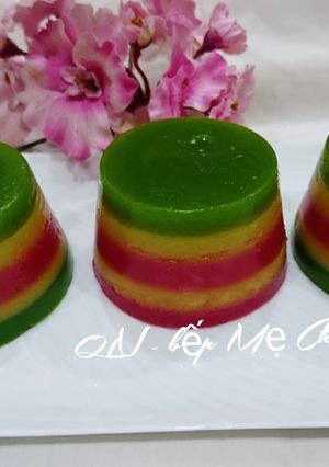 A picture of Three-Color Steamed Layer Cake (Bánh da lợn tam sắc).