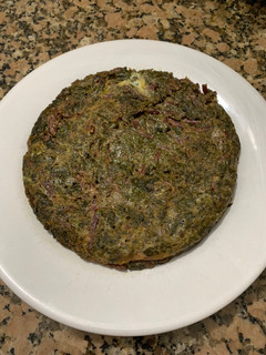 Una foto de Tortilla de hojas de remolacha s/sal