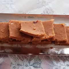 A picture of Gond Sukhadi/Gud Papdi.